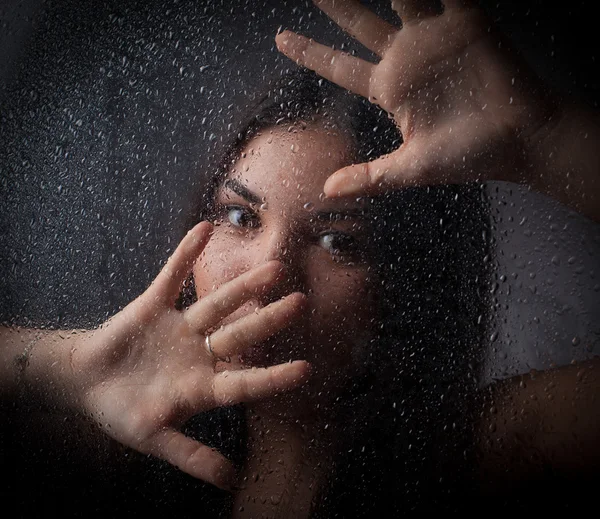 Una bella ragazza con una t-shirt bianca — Foto Stock