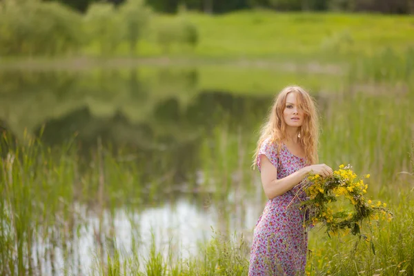 Meisje in het gras — Stockfoto