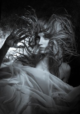 Islak cam arkasında kız