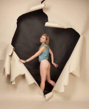 Bir kot giymiş çıplak kız