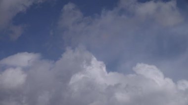 Mavi Gökyüzü ve Bulutlar