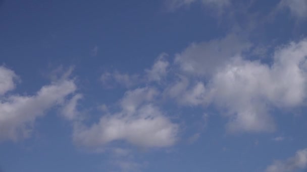 Céu azul e nuvens — Vídeo de Stock