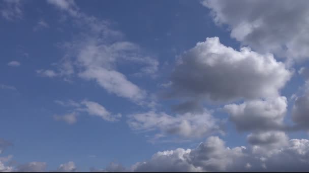 Cielo azul y nubes — Vídeo de stock