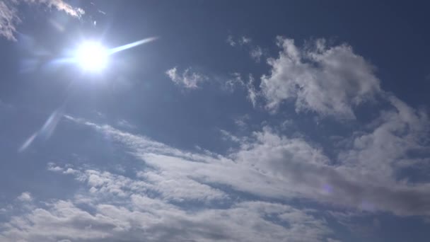 Голубое небо и облака — стоковое видео