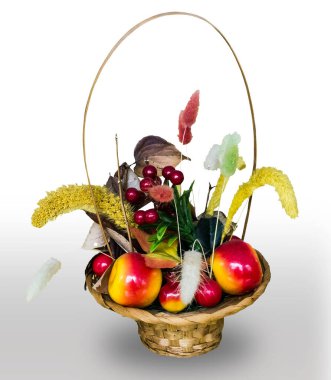 Beyaz arka planda çiçekli dekoratif sepet..