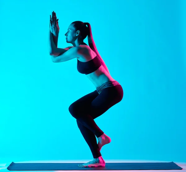 Mujer yoga ejerce postura de águila Garudasana —  Fotos de Stock