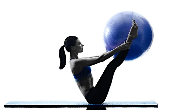Kadın pilates topu egzersizleri izole fitness — Stok fotoğraf