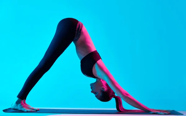 Žena jóga cvičení Adho Mukha Svanasana — Stock fotografie