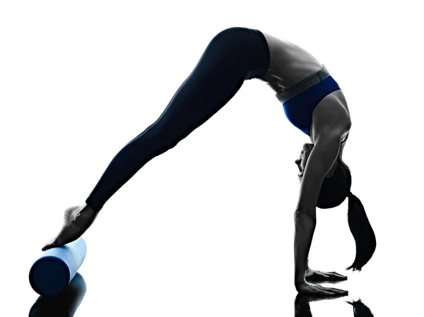 Nő pilates roller gyakorlatok fitness elszigetelt — Stock Fotó
