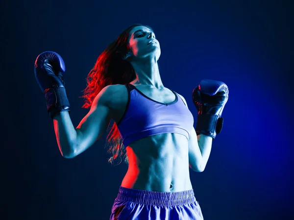 Boxeador mujer boxeo aislado — Foto de Stock