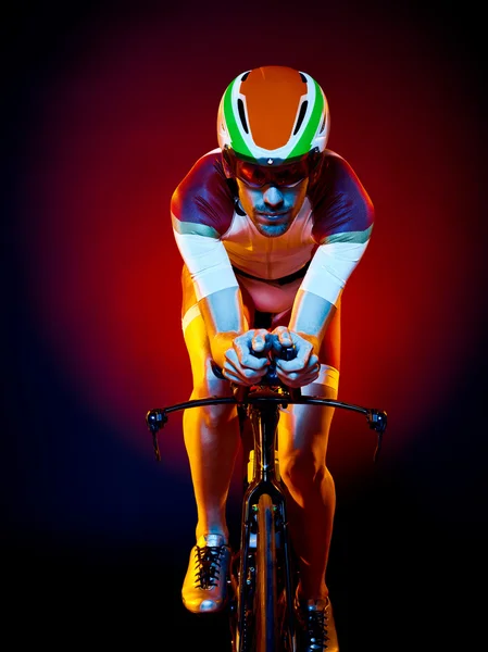 Mężczyzna rowerzysta rowerowe rower triathlon na białym tle — Zdjęcie stockowe