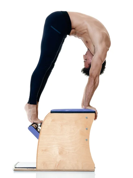 Fitness mężczyzna na białym tle pilates hamowaniem — Zdjęcie stockowe