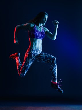 jogging jogging yapan izole çalışan kadın runner