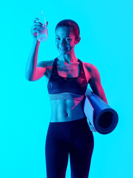 女人健身实践中，均分离饮用水 — 图库照片