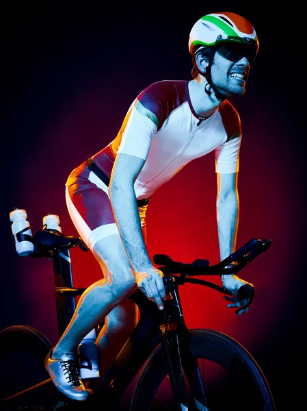 Ciclista ciclista homem bicicleta triatlo isolado — Fotografia de Stock