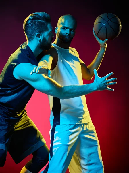 Joueurs de basket-ball hommes isolés — Photo