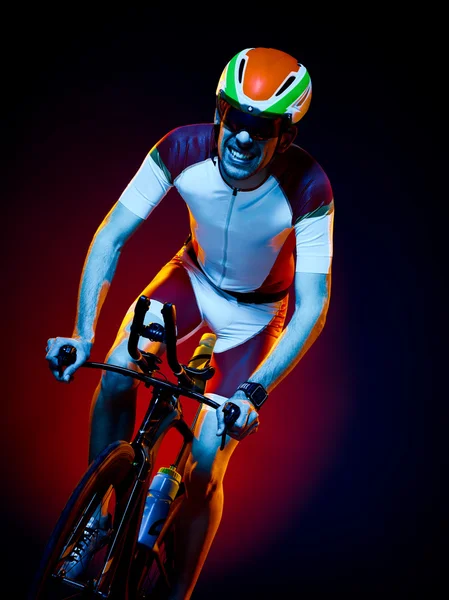 Muž cyklista cyklistických kol triatlon, samostatný — Stock fotografie
