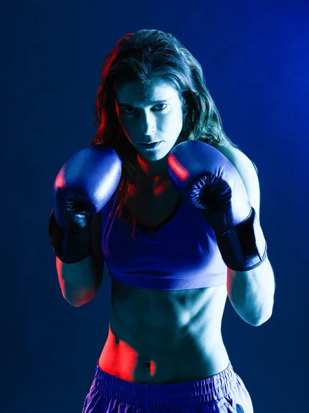 Kobieta bokser Boks na białym tle — Zdjęcie stockowe