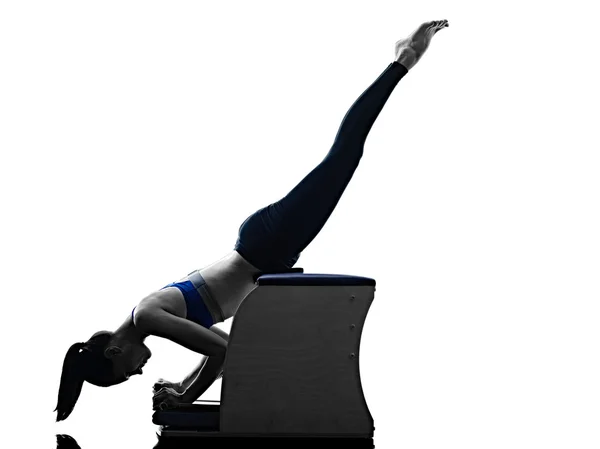 Mujer pilates silla ejercicios fitness aislado — Foto de Stock