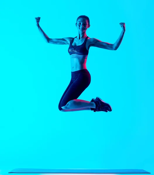 Exercício de fitness mulher saltando isolado — Fotografia de Stock