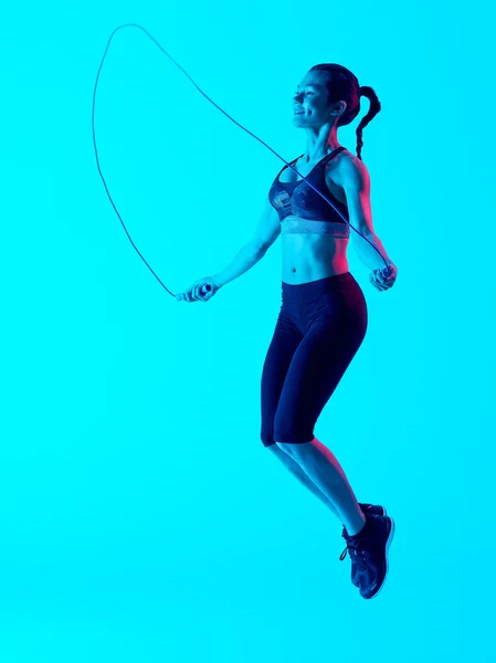 Frau springt Seil Fitness Übungen isoliert — Stockfoto