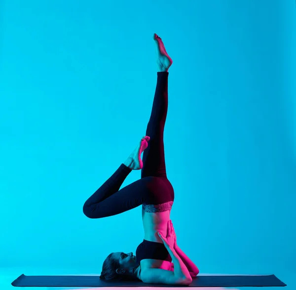 Předvést žena jóga úkony — Stock fotografie