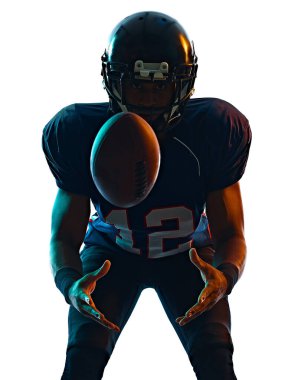 Amerikalı futbolcu beyaz arka planda.