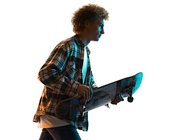 Jonge man skateboarder skateboarden geïsoleerde witte achtergrond schaduw silhouet — Stockfoto