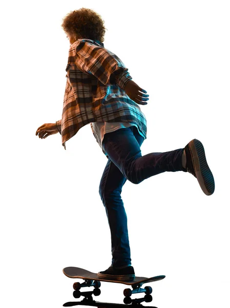 Jeune homme skateboarder Skateboard isolé fond blanc ombre silhouette Image En Vente