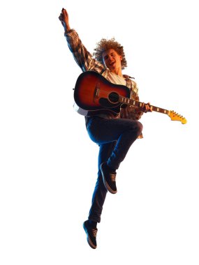 Genç gitarist gölge silueti izole edilmiş beyaz arkaplan