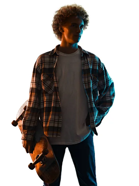 Jonge man skateboarder skateboarden geïsoleerde witte achtergrond schaduw silhouet — Stockfoto