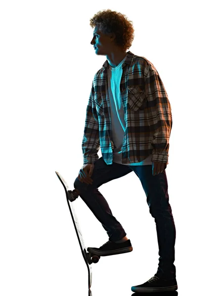 Joven skateboarder monopatín aislado fondo blanco sombra silueta — Foto de Stock