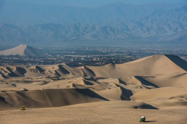Dune arabaları turistlerle