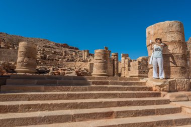 Petra Jordan Nabatean şehirde turist ayakta Roma Tapınağı