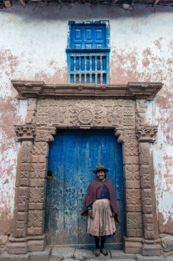 kadının önünde eski kapı Moray Cuzco Peru