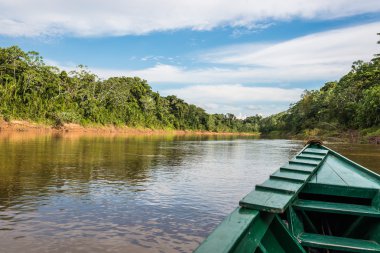Madre de Dios Perulu Amazon ormanlarında Nehri'nde tekne