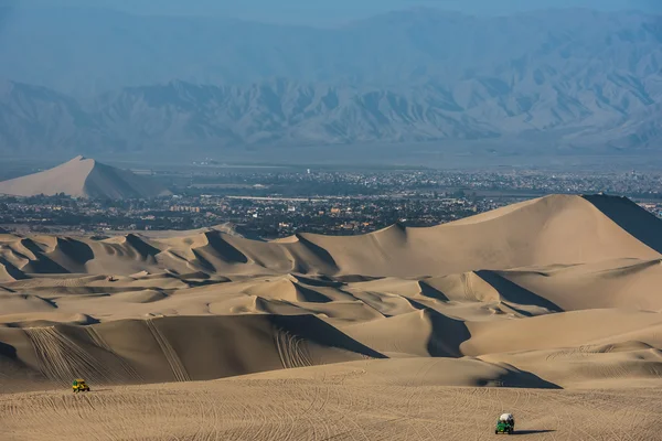 Turistas com buggies de dunas — Fotografia de Stock