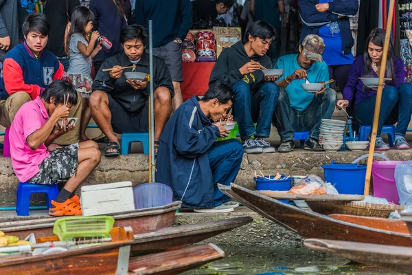 Personas que comen Amphawa bangjalá mercado flotante Tailandia — Foto de Stock