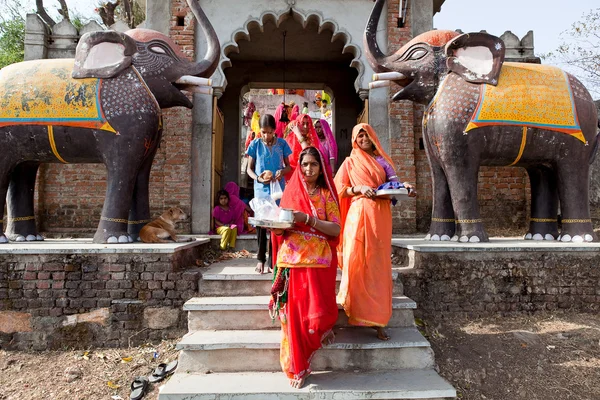 Kvinnor firar Gangaur Festival Rajasthan Indien — Stockfoto