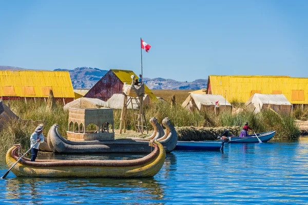 Uros úszó szigetek, a perui Andokban, Puno, Peru — Stock Fotó