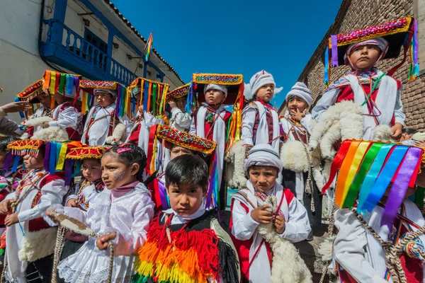 Çocuk geleneksel kostümleri Plaza de Armas Cuzco Peru — Stok fotoğraf