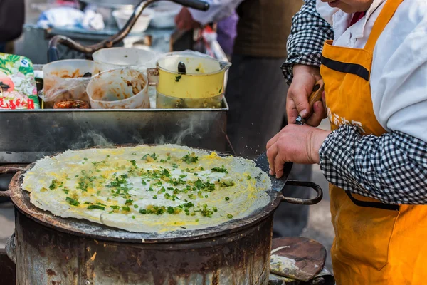 Mujer cocinando comida tradicional china — Foto de Stock