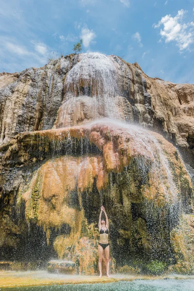 One woman bathing ma'in hot springs waterfall Jordan — Stock Photo, Image