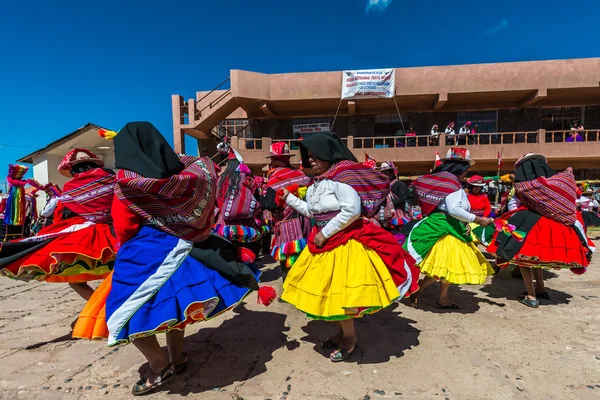 Músicos y bailarines en los Andes peruanos en Puno Perú —  Fotos de Stock