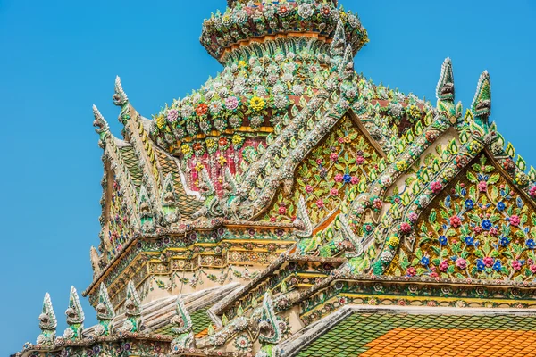 Chedi na dachu szczegółowo grand palace bangkok Tajlandia — Zdjęcie stockowe