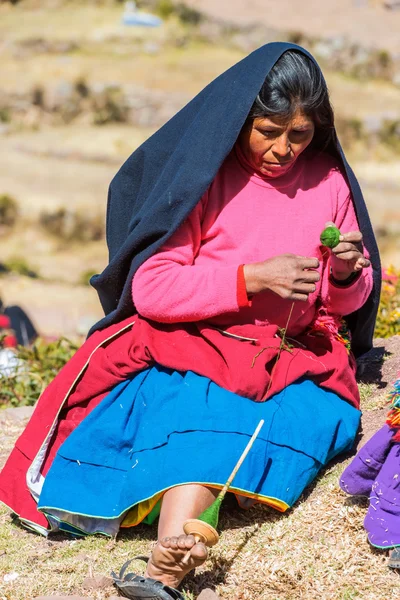 Mujer tejiendo en los Andes peruanos en Puno Perú —  Fotos de Stock