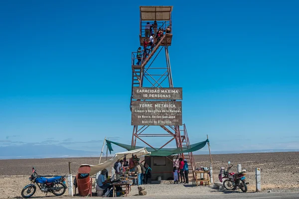 People nazca lines observation tower — Stock Photo, Image