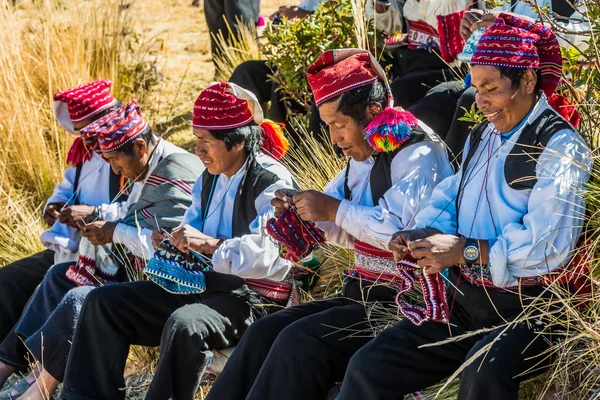 Homens tecelagem nos Andes peruanos em Puno Peru — Fotografia de Stock