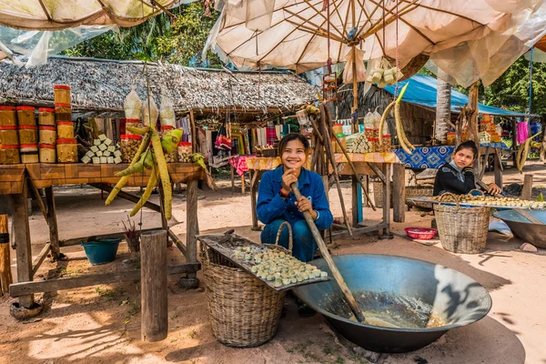 Girl making selling sugar cane sweets Angkor Cambodia — Stock Photo, Image