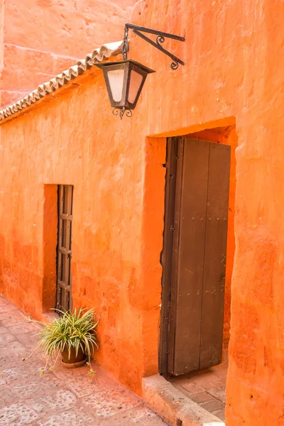 Houten deur in oranje hal Arequipa Peru — Stockfoto